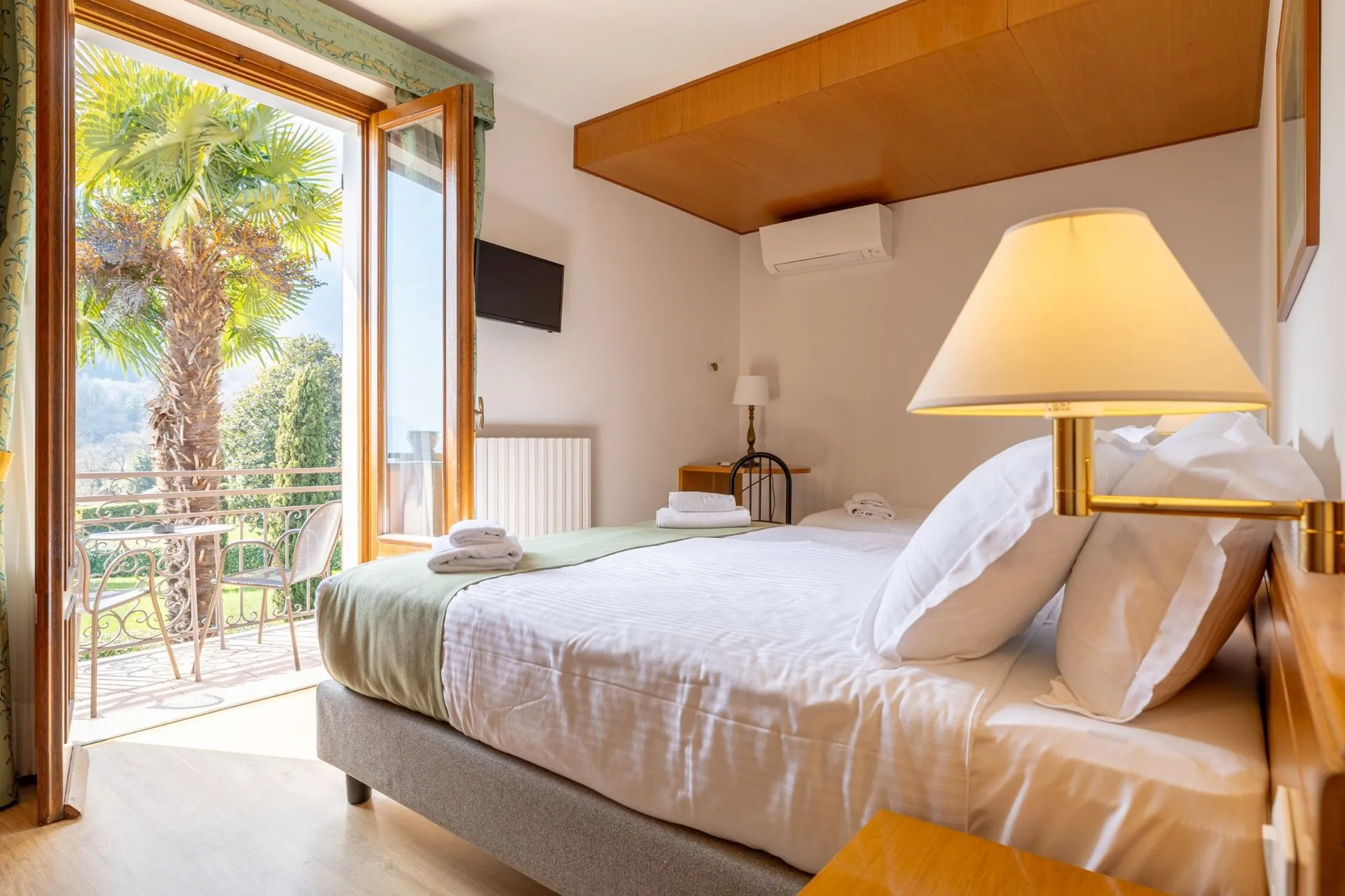 Double or Twin Room with Lake View