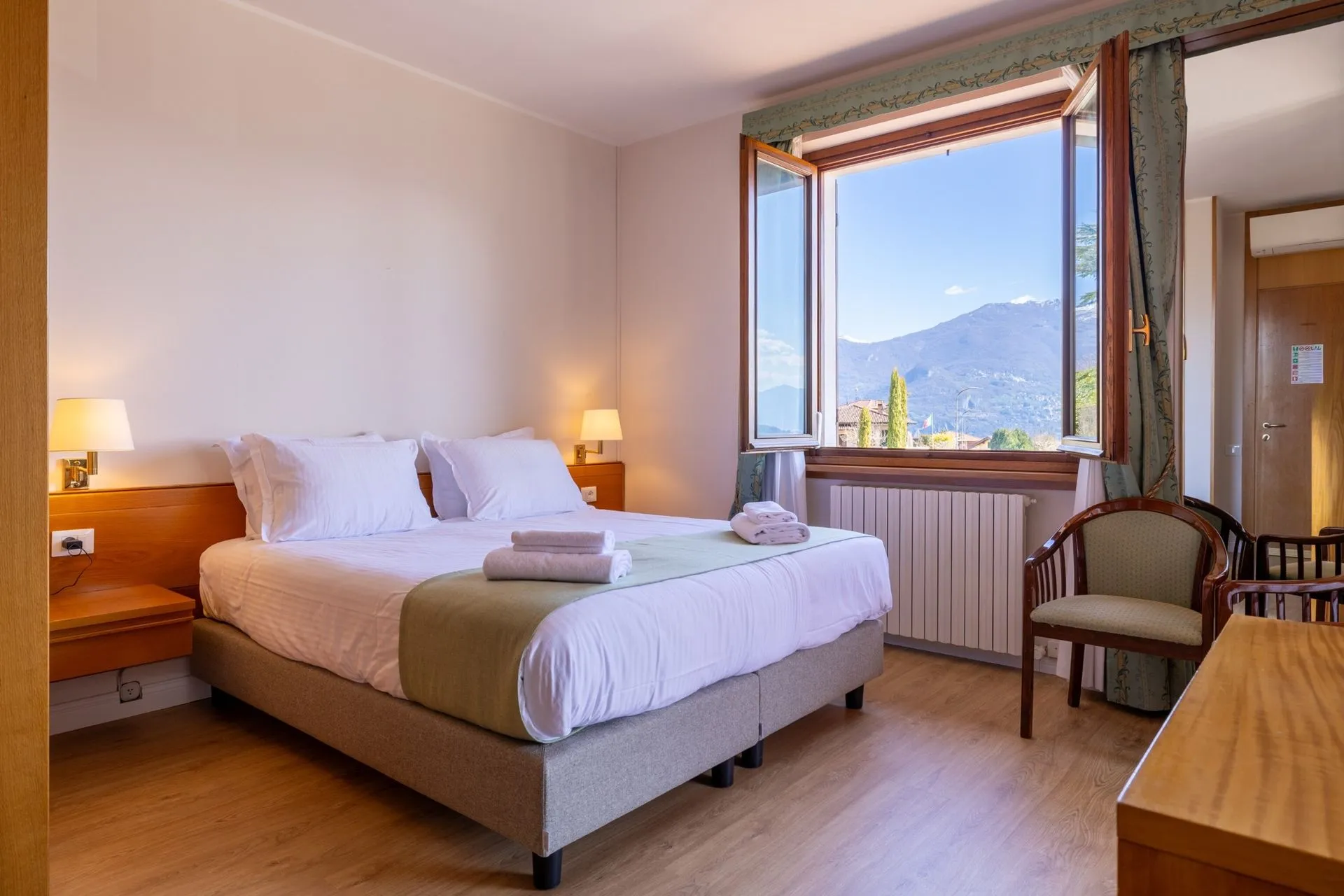 Double or Twin Room with Lake View