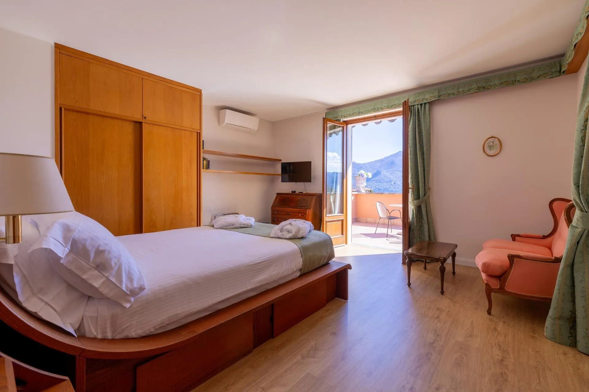 Hotel Royal Triple Rooms image #1