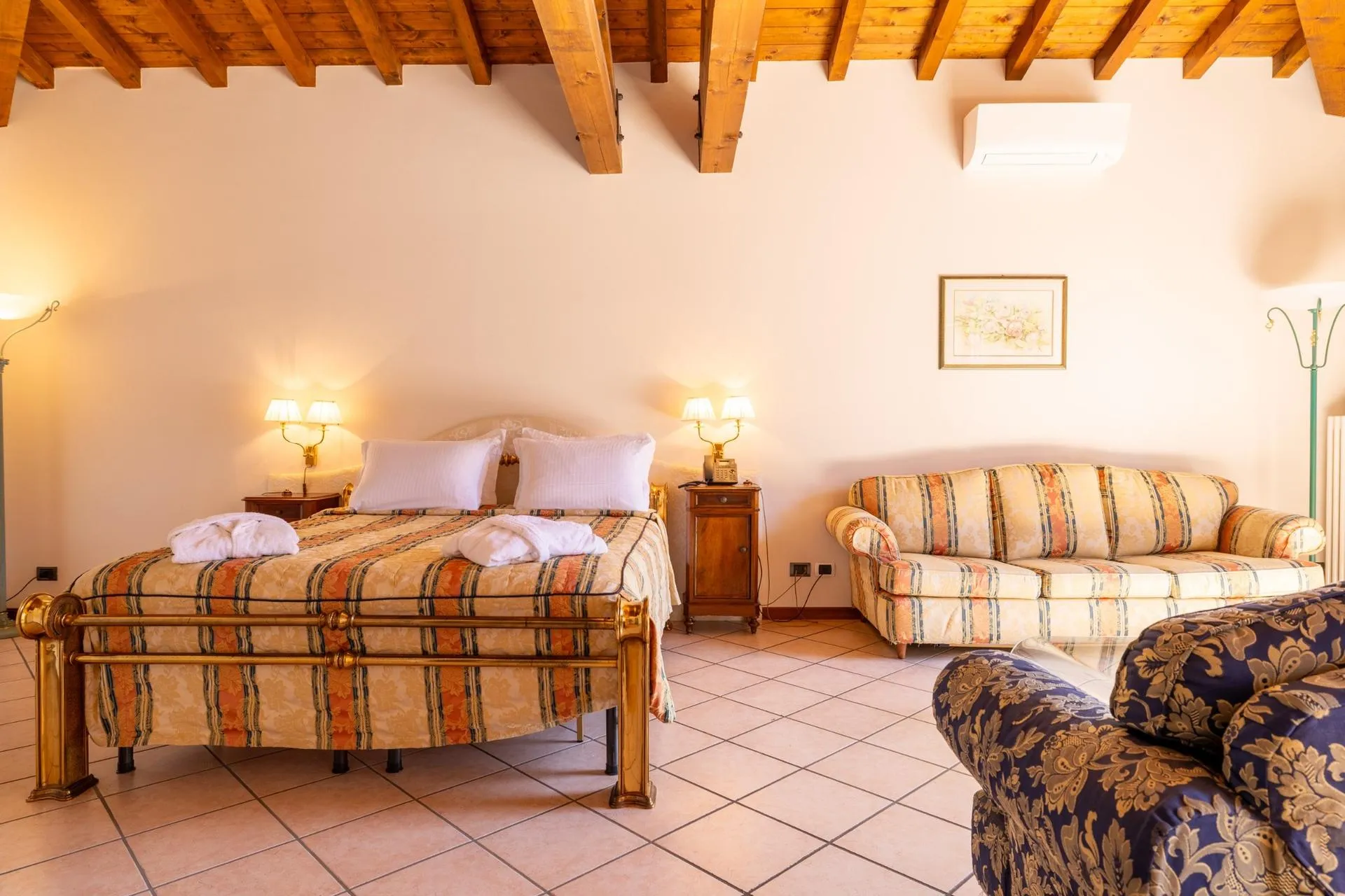 Hotel Royal Triple Rooms image #1